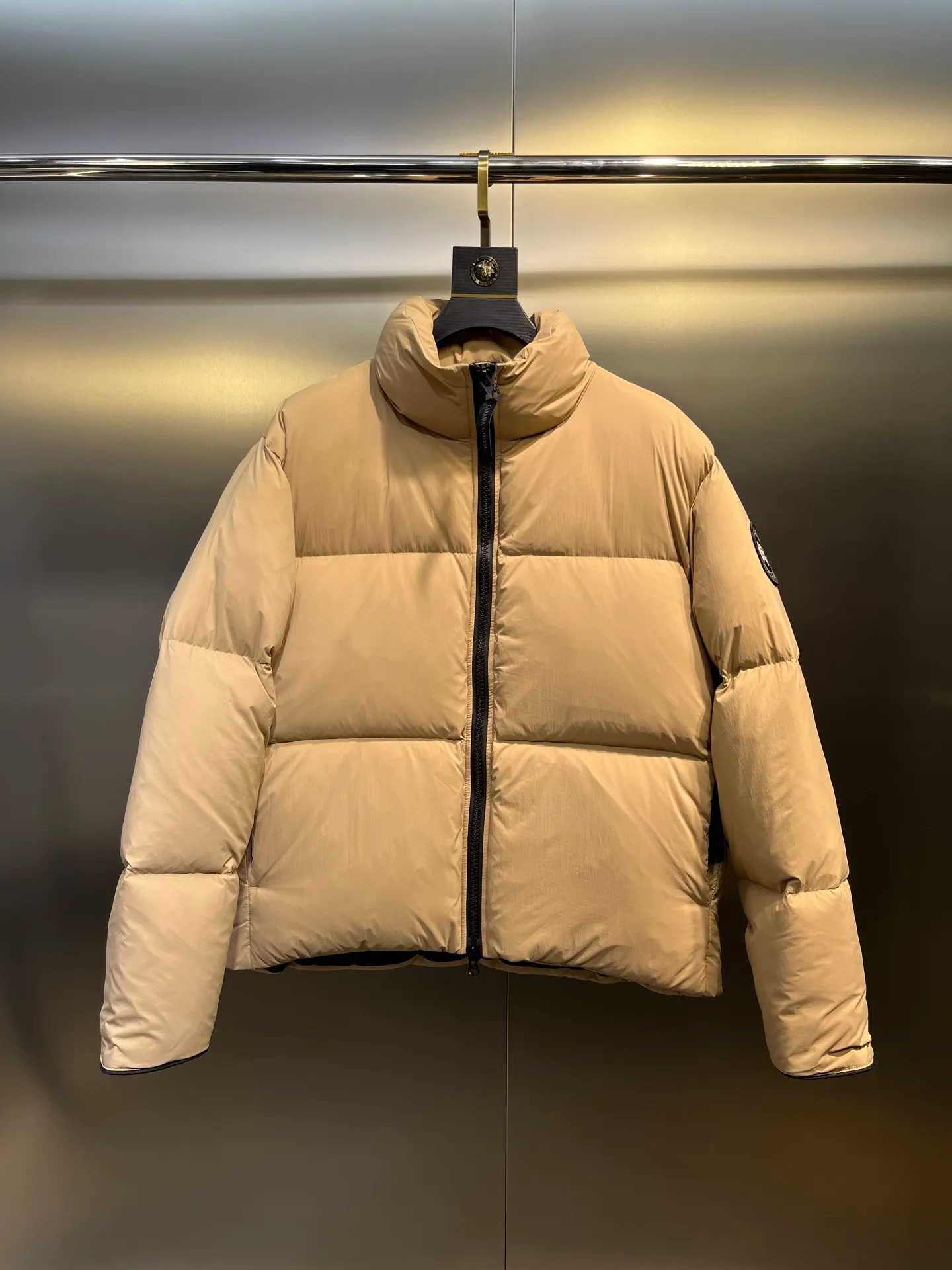 P800 Canada gooes】Large Goose Sleeve Stand Collar Down Jacket The Lawrence Down Jacket provides essential protection for everyday adventures. Delicately soft fabric, this is a water-repellent fabric that is soft to the touch yet durable. Filled with extremely fluffy white duck down. This piece has a quilted body and structured down. Padded collar and reflective double-stripe grip tape. Extended hem and tucked-in inner rib-knit cuffs.  Size: XS-2XL